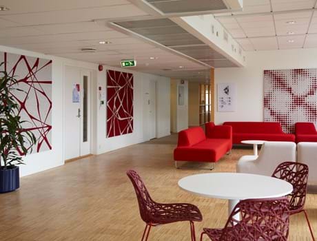 akustikmoduler i rød og hvid filt hos Tryg Oslo (4)